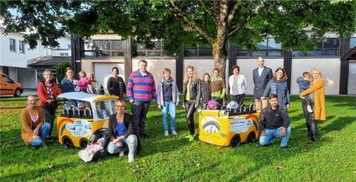 Die Sponsoren bei der Übergabe der beiden Busse. In der Mitte sind (von links) Adrian Weihnacht, Stephanie Riedl (Vorsitzende Christliche Frauenbewegung) und Tatjana Weihnacht zu sehen.Foto re