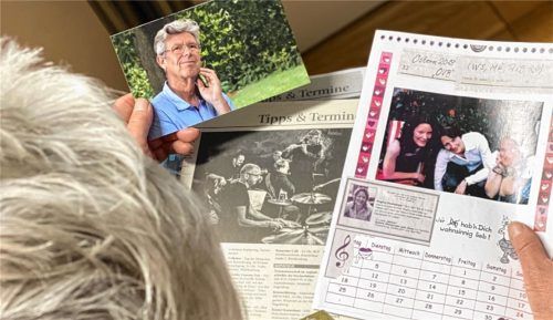 Die Wasserburgerin Sabine Oberberger trauert um zwei geliebte Menschen, die an einer Depression litten und keinen anderen Ausweg als den Freitod sahen. Sie hält ein Foto ihres Bruders, des Musikers Michael Roß, in der linken Hand. Die Todesanzeige und ein Bild ihrer jüngsten Tochter hält sie in der rechten Hand.Foto Klemm