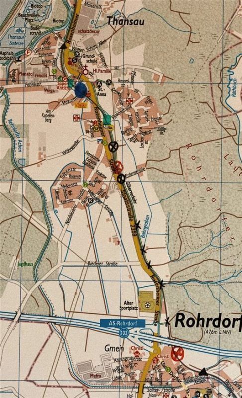 Die wichtigsten geplanten Maßnahmen zur Vermeidung des Zugpfeifens: Schwarze Dreiecke, Wolfsgruben und Erlenstraße: Überprüfung ob hier das vorhandene Sichtdreieck ausreichend vergrößert werden kann. Blauer Kreis, Mozartstraße: Vorbereitende Machbarkeitsstudie für technische Sicherung, Prüfung ob zwischenzeitlich Absicherung durch Aufsichtsperson möglich ist. Kreise mit schwarzen Kreuzen: Technische Sicherung; Kreise mit roten Kreuzen: Auflassung; Schwarze Kreise ohne Kreuze: Kein Pfeifen nötig, beziehungsweise Auflassung und Neuanlegung des Rad- und Fußgängerwegs. Foto Thomae