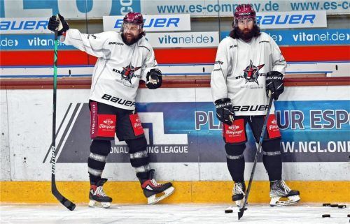 Die zwei mit dem markanten „Gesichtspullover“ im Rosenheimer Team: Neuzugang Zack Phillips (rechts) und Brad Snetsinger (der mit dem Riesenschläger) werden vorerst auch in einer Sturmreihe zusammenspielen. Foto  Hans-Jürgen Ziegler