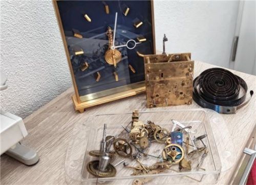 Diese Uhr tickt nicht mehr ganz richtig: Bei einer Reparatur bleibt kein Rädchen auf dem anderen.