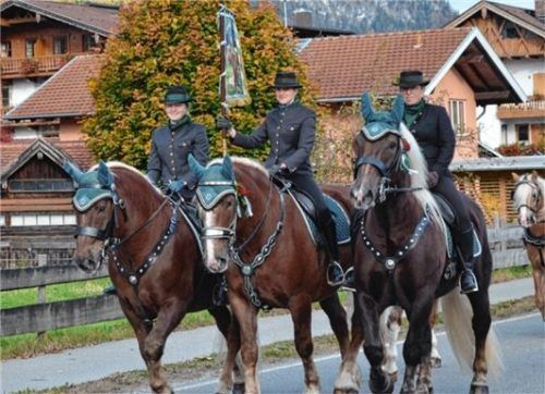 Drei fesche Mädel auf festlich herausgeputzten Pferden führten als Vorreiter die Leonhardifahrt an.