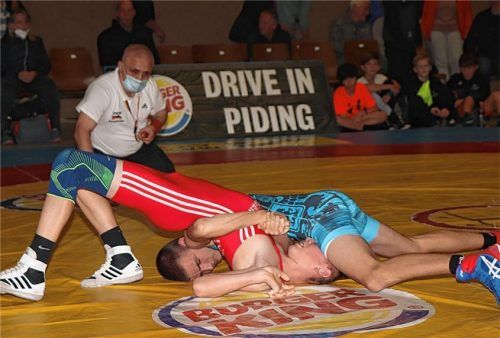 Drei Kämpfe, drei Siege – er überzeugte vollständig: Justin Flemmer (blaues Trikot), jüngster und erfolgreicher Ringer im Männer-Team des TVT. Foto Wittenzeller