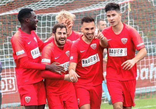 Durften auch in Bayreuth jubeln: Die Rot-Weißen aus Buchbach mit Torschützen Moritz Sassmann (rechts).Foto Michael Buchholz