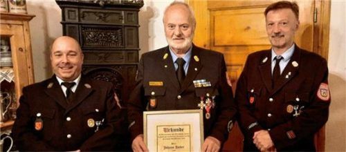 Ehrenmitglied bei der Feuerwehr Steinkirchen: Vorsitzender Martin Huber (links) ehrt Hans Huber (Mitte) für 50 Jahre Feuerwehr-Mitgliedschaft.Foto re