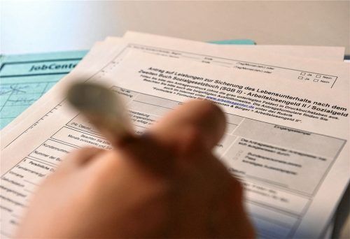 Ein 30-jähriger Rosenheimer wollte das Jobcenter um 2000 Euro prellen. Wegen des Betrugs sowie weiterer Straftaten muss der Mann nun 15 Monate ins Gefängnis. Foto dpa