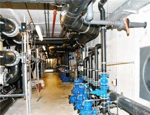 Ein Blick in den Technikraum: Hier wird unter anderem dafür gesorgt, dass das Wasser gereinigt wird. Immer wieder werden Proben genommen.