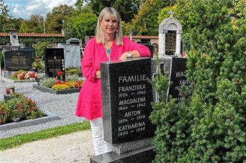 Ein Busch bedeckt die Hälfte des Grabmals – Die Familie eines angeheirateten Onkels von Rosie Hahn ist dort beerdigt. Vor zwei Jahren ist er gestorben, nun will sie den „wunderschönen“ Stein verschenken.Foto Trautmann