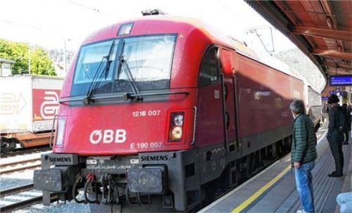 Ein Eurocity im Bahnhof Kufstein: An diesem Bahnsteig hatten zwei Bundespolizisten aus Rosenheim einen Mann aus dem Gleisbett gerettet. Foto Hoffmann