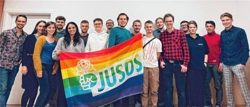 Ein Foto, zwei Führungsriegen: Die Vorstände der Jusos Rosenheim-Land und Rosenheim-Stadt. Foto re