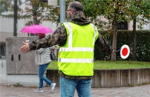 Ein vorbildlicher Schulweghelfer – davon brauchen die Kolbermoorer Grundschulen mehr.Foto Kirschner