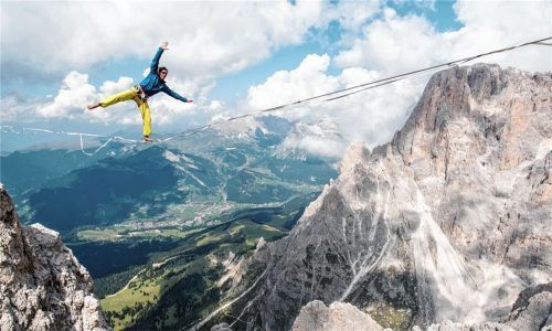 Eine Szene aus dem Kurzfilm „Alpine Highlining“: Slackliner Lukas Irmler beim Überqueren der Highline in den Dolomiten. Foto Valentin Rapp