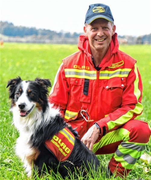 Erfolgreicher erster Einsatz: Franz Meiser (50) und Australian Shepherd Django haben am Mittwochabend einem Mann (58) vermutlich das Leben gerettet. Foto Plettenberg