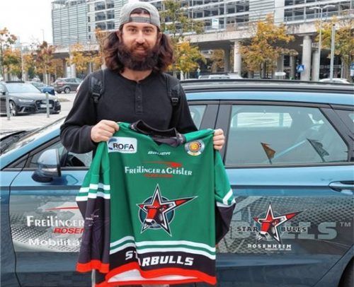 Erstes Foto mit Starbulls-Trikot am Flughafen in München: Der 28-jährige Kanadier Zack Phillips ist der neue Top-Ausländer des Eishockey-Oberligisten. Foto Starbulls
