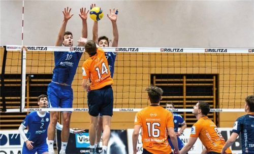 Fabian Bartsch gegen die Riesen aus Gotha. Im letzten Jahr hatten die Mühldorfer zu Hause ihre Probleme mit den Thüringern, allem voran Yann Böhme (Nummer 10). Diesmal treffen die Mühldorfer in der Pokalrunde auf die Fünften der 2. Liga.Foto Bartsch
