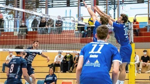Fabian Bartsch (links, Nummer 14) kann nur ungläubig seinem Ball hinterhersehen. Der sprunggewaltige Yann Böhme (rechts) holte einige Punkte für Gotha, ob nun im Block oder im Angriff.Foto Bartsch