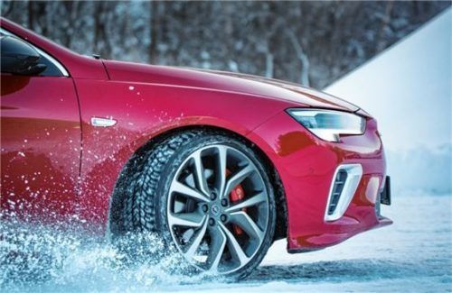 Feine Lamellen sorgen bei Winterreifen für griffigen Halt im Schnee. Foto Autoren-Union Mobilität/Opel