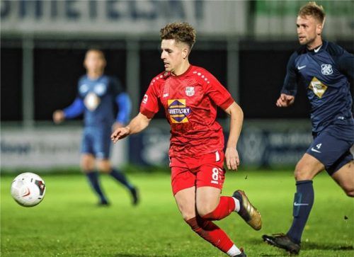 Finn Gorzel vor dem Ex-Traunsteiner Samuel Kaltenhauser auf dem Weg zum 1:0 für den SB Chiemgau. Foto Hans Weitz