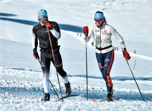 Flott unterwegs beim Training am Dachsteingletscher: Sophie Lechner (rechts) vom TSV Marquartstein mit ihrem Stützpunkt-Kollegen Paul Gräf. Foto  Griesbeck