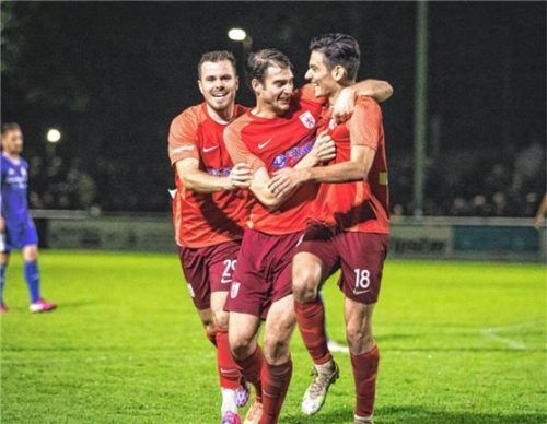 Freude bei den Wasserburgern – Robert Köhler, Maxi Höhensteiger und Bruno Ferreira Goncalves (von links) über Goncales‘ Traumtor zum 1:1.Foto John Cater