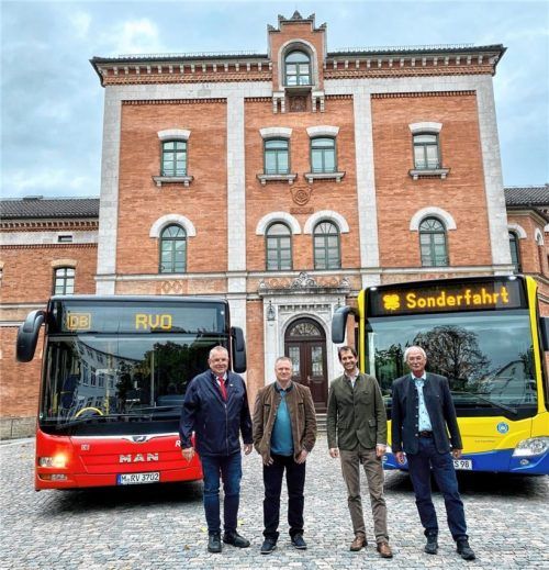 Freuen sich auf die Zusammenarbeit: Michael Schmidt, RVO-Niederlassungsleiter Ost, Oberbürgermeister Andreas März, Oliver Kirchner, Geschäftsführer Rosenheimer Verkehrsgesellschaft (RoVG) und Michael Hickmann, Teamleiter Regionalverkehr Oberbayern (RVO). Foto Stadt Rosenheim
