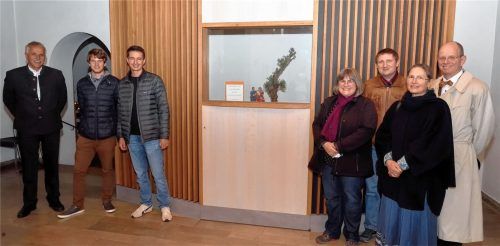 Freuen sich über den neuen Eingangsbereich der Kirche: (von links) Horst Oster, Clemens Sander, Max Westenthanner, Kerstin Demberger, Martin Demberger, Katharina Wallner und Reinhard Wallner. Foto Schroeder
