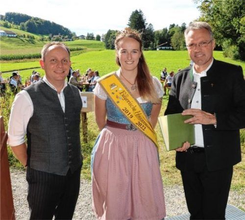 Freuen sich über die Eröffnung: (von links) Frasdorfs Bürgermeister Daniel Mair, die Bayerische Honigprinzessin Alexandra Krumbacher und Pfarrer Paul Janßen.