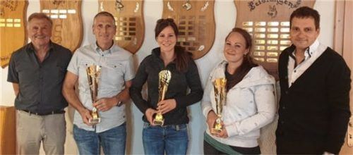 Freuen sich über gute Leistungen: (von links) Vorstand Rudolf Grobauer, Vereinsmeister Andreas Weigl, Zweitplatzierte Kathi Renner, Drittplatzierte Carina Fimbinger und Ausbildungswart Karl-Heinz Eder. Foto re