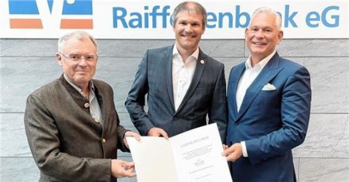 Für 25 Jahre im Genossenschaftssektor wurde Mirko Gruber (Mitte) von Professor Dr. Josef Stadler (links) und Wolfgang Altmüller geehrt. Foto re