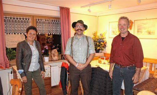 Für die Sozialdemokraten soll Andreas Schweinsteiger (Mitte) in die Bürgermeisterwahl gehen. Zur Kandidatenkür kam die stellvertretende Landrätin Alexandra Burgmaier (SPD). Ortsvorsitzender Michael Rusp leitete die Abstimmung. Foto Steffenhagen