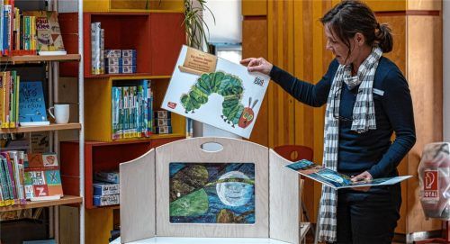 Fürs Vorlesen an Kindertagesstätten und Schulen eignen sich hervorragend Bildkarten, die es mittlerweile für viele Bilderbücher gibt, wie Birgit Graf vom Kinderhaus der Stadtbibliothek erklärt. Fotos Thomae