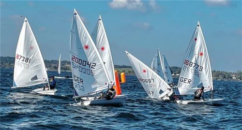 Gedränge an der Luvtonne: Ein Boot kann gerade noch eine Kenterung verhindern.Foto HWF