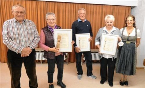 Bei der Ehrung für 40 Jahre: (von links) Ehrenmitglied Ludwig Höglauer mit den Geehrten Maria Obinger, Helmut Mertl und Marianne Fiebinger, die die Urkunde für den Jubilar Heinrich Pölt entgegennahm, sowie die Vorsitzende Uschi Krichbaumer.Foto Greiner