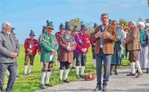 Gemeinschaftswerk: Bürgermeister Georg Huber lobt die generationsübergreifende ArbeitFotos Hötzelsperger