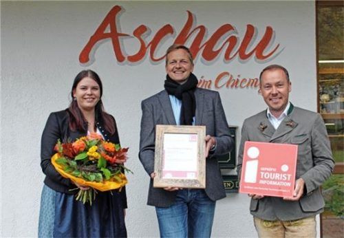 Große Freude über die Auszeichnung für die Tourist-Info Aschau im Chiemgau verspürten (von links) Verena Weinhammer von der Tourist-Info, Bürgermeister Simon Frank und Aschaus Tourismuschef Herbert Reiter.Foto re