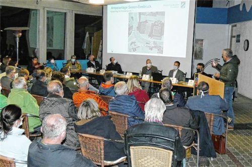 Gut 100 Bürger besuchten die Informationsveranstaltung zur bevorstehenden Sanierung der Alzbrücke in Seebruck und stellten viele Fragen. Rechts im Bild spricht Bürgermeister Martin Bartlweber. Foto Müller