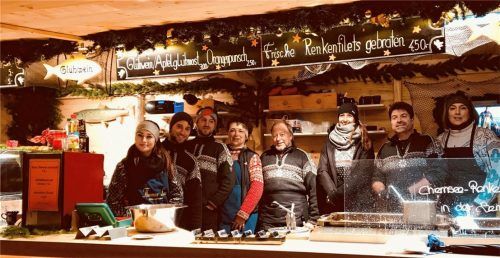 Gut gelaunt zeigte sich das Team von der Fischerei Lex noch 2019 auf dem Insel-Christkindlmarkt. Bestes Adventsprodukt: frische Renke. Sie muss diesen Winter größtenteils eingefroren werden. Im Verkaufswagen stehen (von links) Carolin Worch, Florian, Tassilo, Sylvia und Thomas Lex, Wolfgang und Susanne Panzer, die alle zur Fischerfamilie gehören. Foto Lex