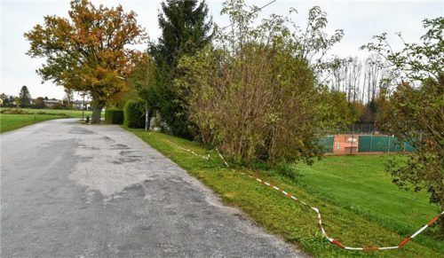 Hier an der Eichfeldstraße im Rosenheimer Stadtteil Happing hatten die unbekannten Täter am Donnerstagabend einen 60-jährigen Mann überfallen und ausgeraubt. Foto Schlecker