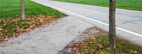 Hier endet der Rad- und Gehweg entlang der Römerstraße und mündet in einen schmalen Seitenstreifen.