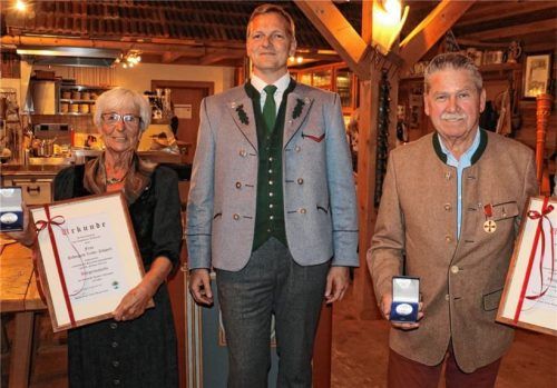 Hildegard Linke-Pöpperl und Lorenz Ablinger (rechts) erhielten bei einer Feierstunde in der Schlossbergalm die Bürgermedaille der Gemeinde Aschau aus der Hand von Bürgermeister Simon Frank.Foto rehberg