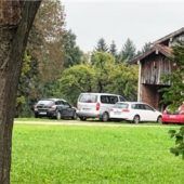 Was machen Autos  vor Querdenkerschule?