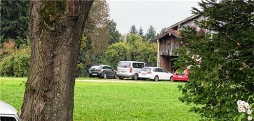Hochbetrieb: Viele Autos standen Samstag an der geschlossenen Querdenkerschule in Deutelhausen. Foto re