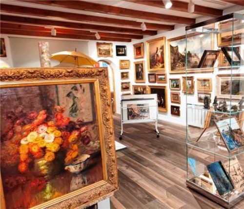 Im Auktionshaus Gailer in Breitbrunn, Blick auf Gemälde der zweiten Auktion. Foto Giesen