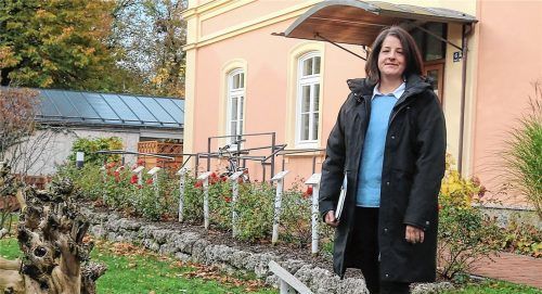 Im Bibelgarten der Stadtkirche Kolbermoor: Pastoralassistentin Veronika Gosling gefallen die Begegnungen mit anderen Menschen besonders an ihrem Seelsorge-Beruf.Foto Riedgier