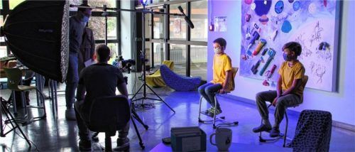 Im Lernplaneten der Schülerbibliothek in Bernau erzählen die Kinder von ihren Lieblingsbüchern. Foto re