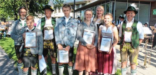 Im Rahmen eines Standkonzertes wurden (vorne, von links) Vitus Schweinsteiger, Josef Schweinsteiger junior, Laura-Veronika Dräxl und Magdalena Brunner mit dem Musikerleistungszeichen ausgezeichnet. Zu den Gratulanten gehörten (hintere Reihe, von links) Sepp Weyerer, Franz Weyerer, Kathrin Flory und Franz Schober.Foto Steffenhagen