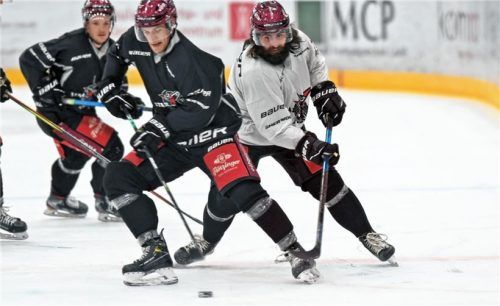 Im Zweikampf mit Nicolas Cornett: der Kanadier Zack Phillips (rechts). Foto  Hans-Jürgen Ziegler