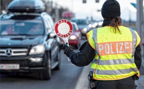 Immer wieder waren bei Kontrollen rund um die Grenze zwischen Österreich und Deutschland – hier eine Kontrolle bei Bad Reichenhall – die Schleusungen aufgeflogen. Foto dpa