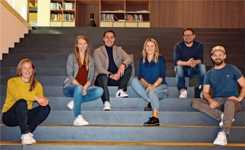 In der Arena im Spinnereihof, auf der Treppe, die in die Galerie im ersten Stock führt, sitzen die Sieger des Wettbewerbs. Von links Andrea Sacher (TH Rosenheim), die drei Gründer von Moiramed, Karin Eberl, Kevin Lippmann und Anna Pongratz, Daniel Hinderink (TechDivision) und Kilian Orschau (Geschäftsführer der Tochtergesellschaft Tech Division eConsulting GmbH). Fotos Stache