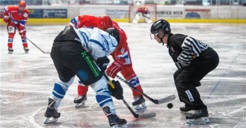 In der Eishockey-Bezirksliga steht das Duell zwischen dem DEC Inzell und dem EV Berchtesgaden an.Foto Ernst Wukits